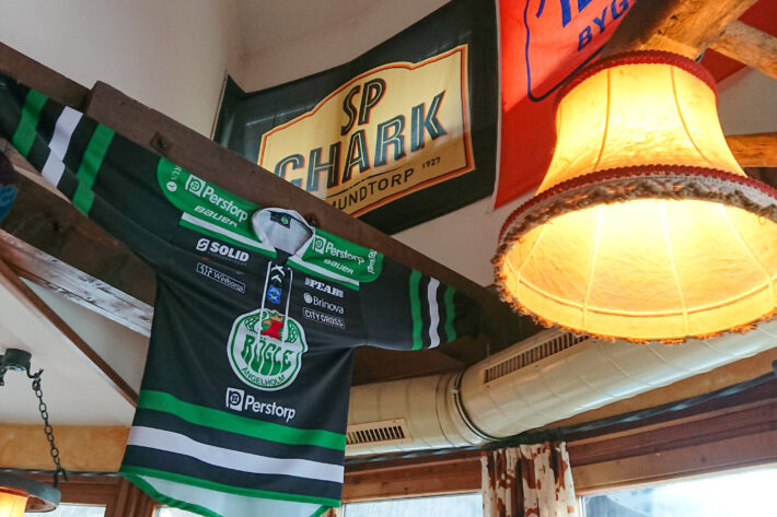 Rögles matchtröja hänger i taket på Muhbar tillsammans med andra skånska attribut.