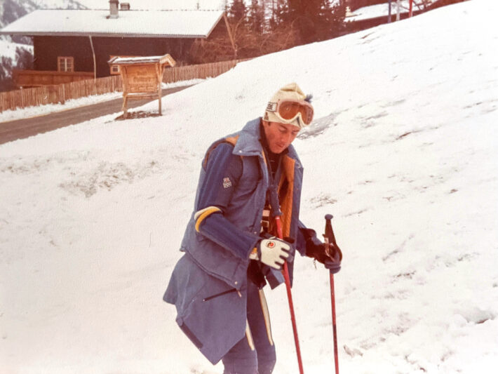 Ingemar Stenmark klickar i sina Elanskidor precis utanför Hotel Goldried, där afterskibaren Muhbar ligger i dag.