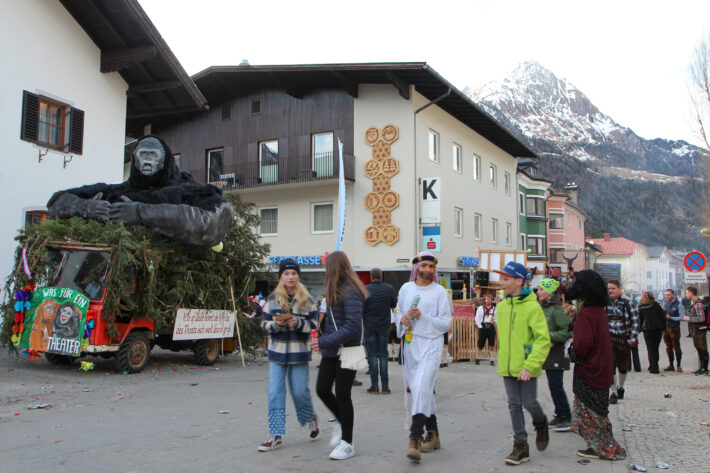 Efterdyningarna av Faschingsumzug, karnevalsparaden med maskerad genom Matreis bykärna.