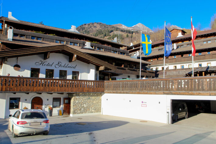 Hotel Goldrieds entré med sina tre flaggor: en svensk, en österrikisk, och en EU-flagga mitt emellan.