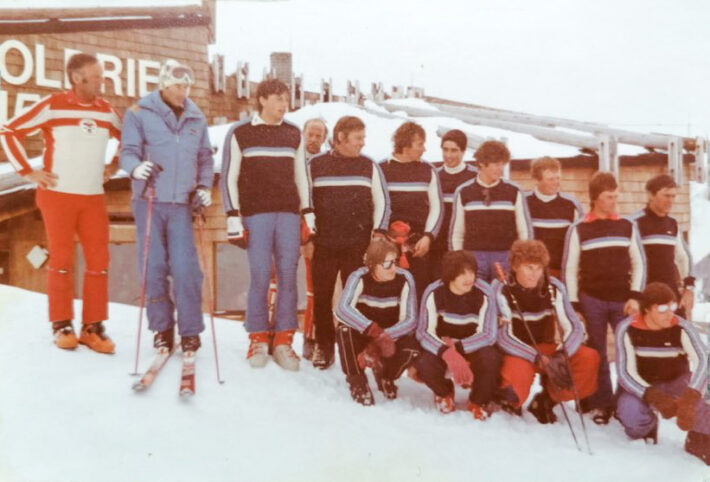 Goldried vintern 1984, från vänster: skidskolechefen Hansl Resinger i röd slalomdräkt, Ingemar Stenmark i överdragskläder och vit toppluva, borgmästaren (som är skidlärare), tillsammans med Matreis övriga skidlärare i blå slalomdräkter.