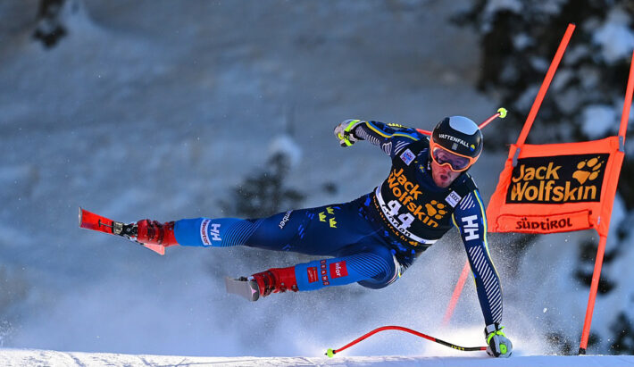Alexander Köll hoppar på Ciaslat-ängen i slutet av Saslong, Val Gardenas störtlopp i alpina världscupen den 19 december 2020.