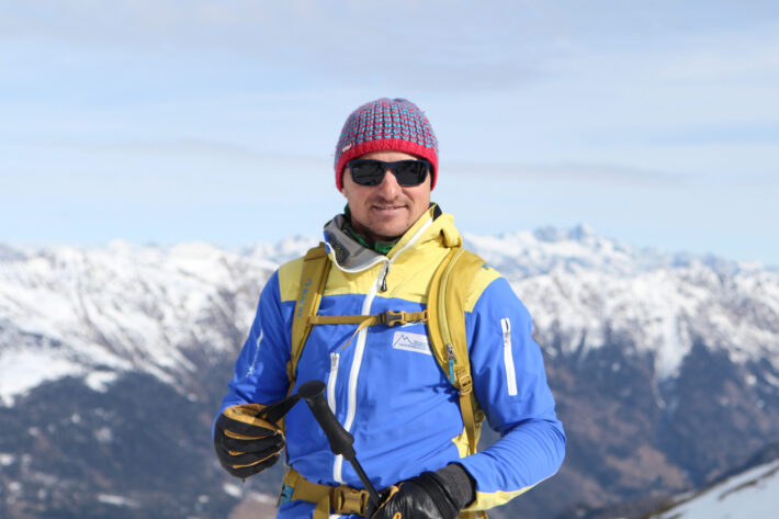 Bergsguiden Lukas Pichler i solglasögon och virkad mössa på sitt hemmaberg i St Jakob in Defereggen.