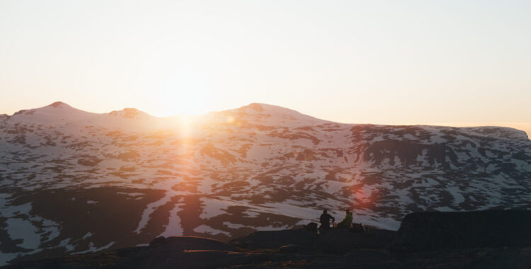 Skidåkning i Riksgränsen i midsommar.