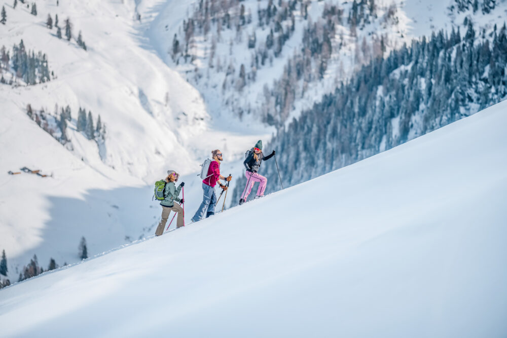 Freunde-beim-Schneeschuhwandern-in-der-Region-Alpbachtal_Oesterreich-Werbung_Christoph-Oberschneider1-1000x667.jpeg
