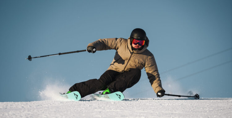 Erik Hammarsten i full action under ett skidtest.