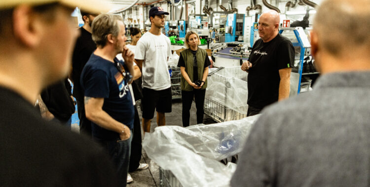 Inifrån pjäxfabriken.