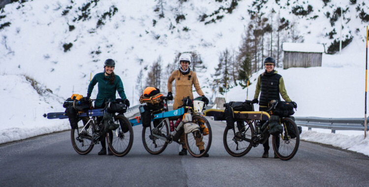 Cykling och skidåkning i Dolomiterna.