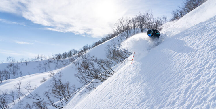 Andreas Lundstam studerar relationen mellan snödjup och breda skidor i Lotte Arai.