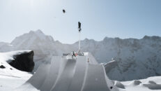 Se världsrekordhoppet här – nästan 15 meter högt