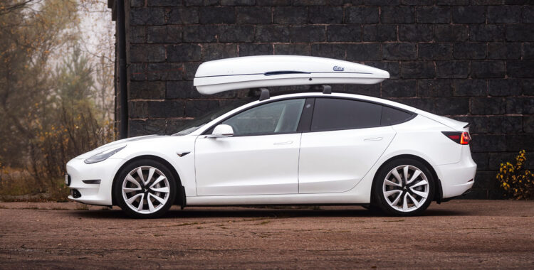 Bilden visar en framåtvända takbox från Calix.