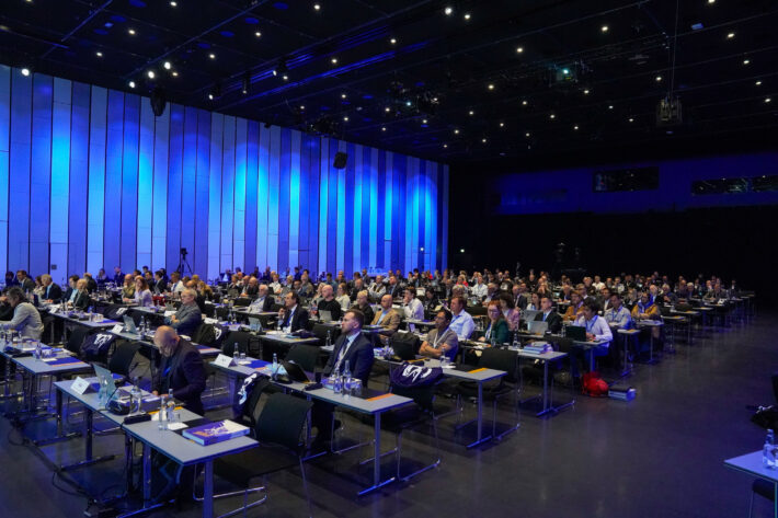 En bild på medlemmarna under FIS generalförsamling i Reykjavik.