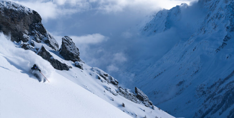 En hunkig skidmodell mot en lika hunkig bakgrund. Matematisk skidåkning när den är som bäst!