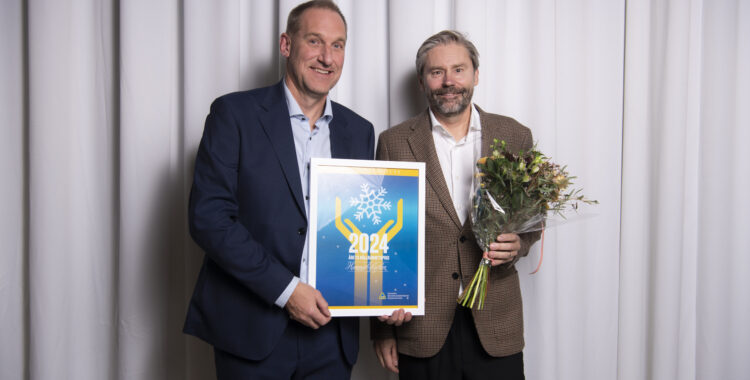 Per Granås, Inköpschef Operations samt Niclas Sjögren Berg, Operationell Direktör, tar emot årets Hållbarhetspris från SLAO