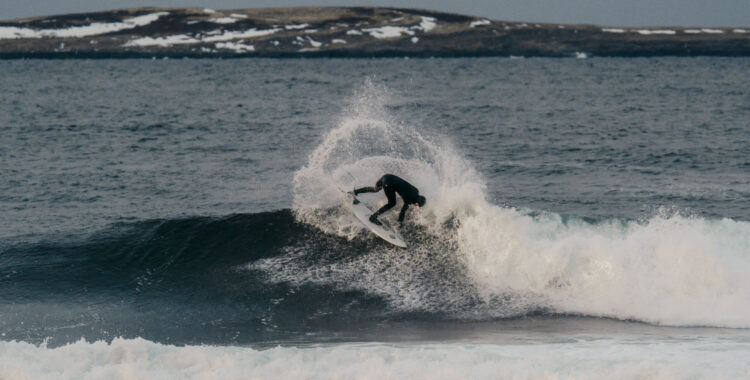 Tim Latte surfar i Nordnorge.