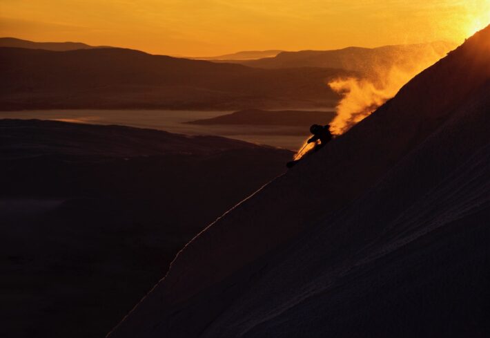 Henrik Windstedt åker skidor under en solnedgång i Åre.