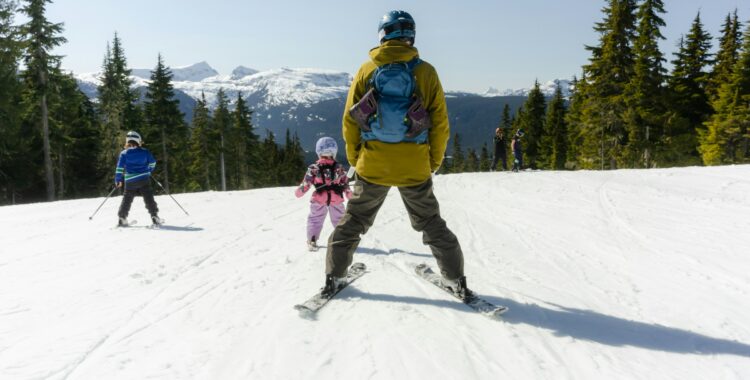 SLAO inför en ny regel vintersäsongen 24/25 rörande att åka med barn på rygg eller magen i backen.