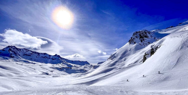 Tre glada själar på väg tillbaka till liftsystemet från Couloir 3500. 