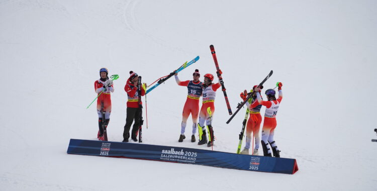 Prisutdelning herrarnas kombination, Schweiz ett, två och trea med vinnarna Franjo von Allmen och Loic Meillard högst upp på pallen!