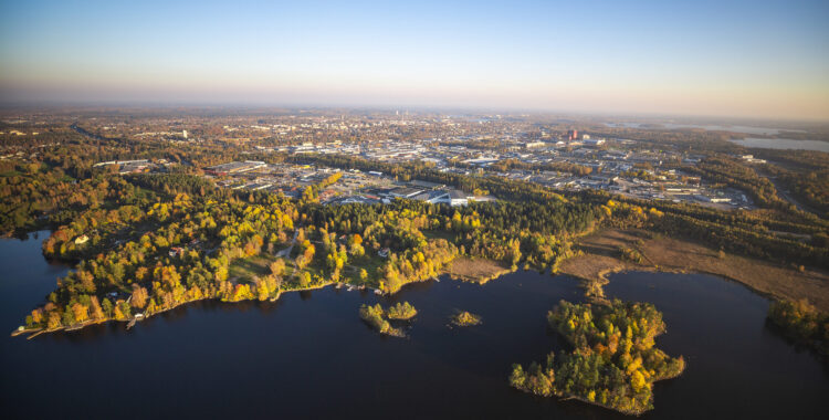 Vy över Växjö och Helgasjön.