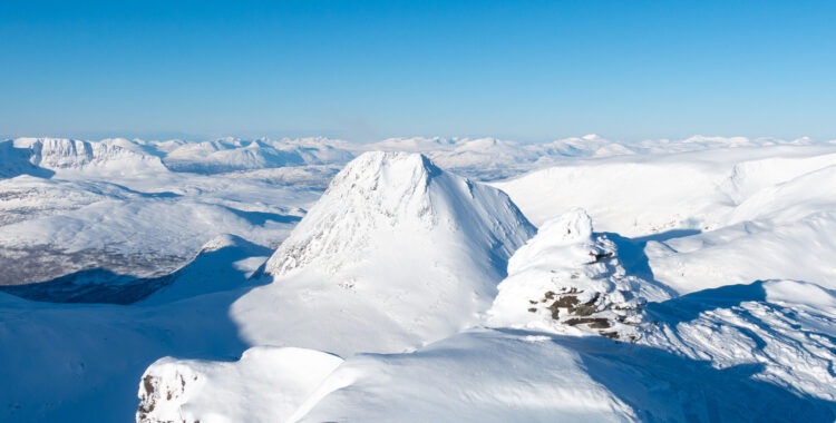 Vomtinden, ett av fjällen i anslutning till Helligvatnet där lavinen har gått.