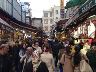 Istanbuls marknad med allt mellan himmel och jord