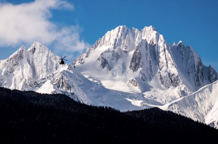 De massiva bergen i Alaska