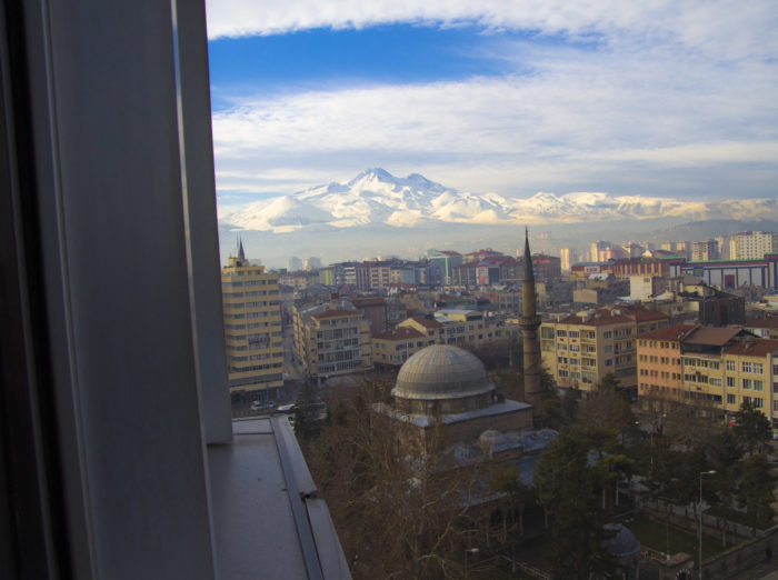 Det heliga berget vakar ständigt över staden