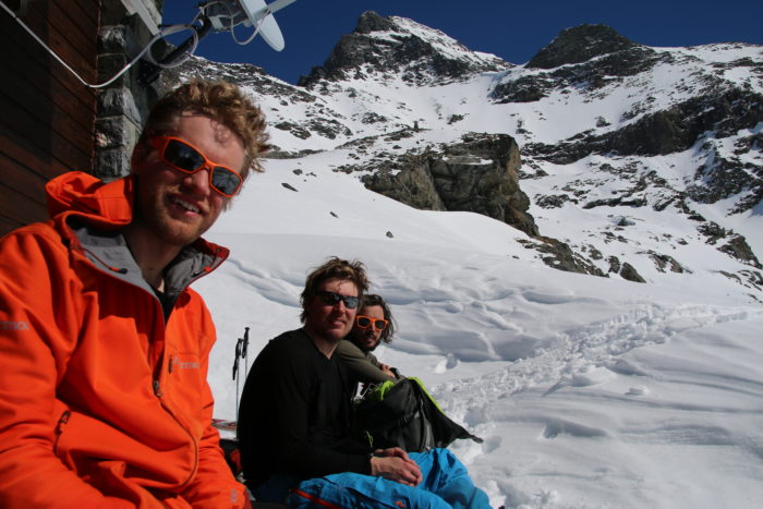 Trion utanför en av hyttorna