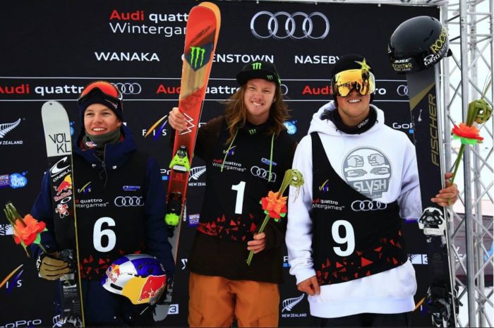 En nöjd James Woods högst upp på prispallen