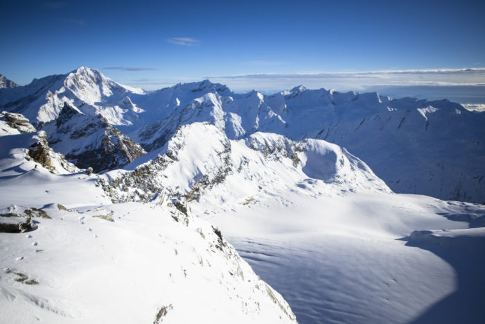 Virvlande vacker vyn från roterande topprestaurangen Allalin i Saas-Fee på 3 500 meters höjd