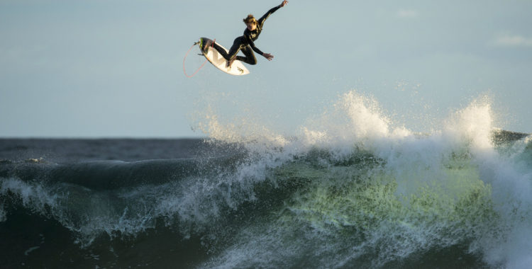 Kael Walsh surfar i Australien