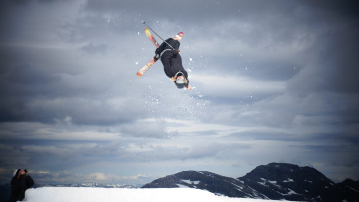Tom-Oliver Hedvall teståker skidorna