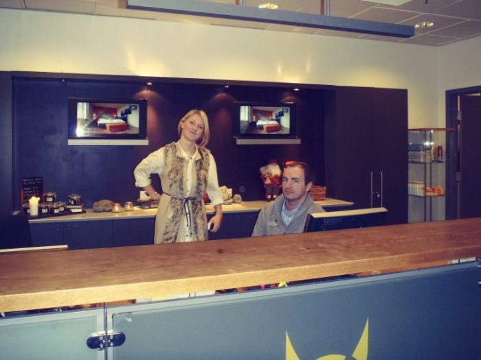 Jag jobbade som servitris i Hemsedal, syrran jobbade som receptionist på ett hotell