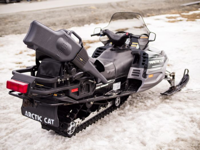 Skidhållare på skotern? Nej, gevärshållare. Svalbard är speciellt. Att plocka upp detaljer bredvid skidåkningen är viktigt för att en story ska bli bra.