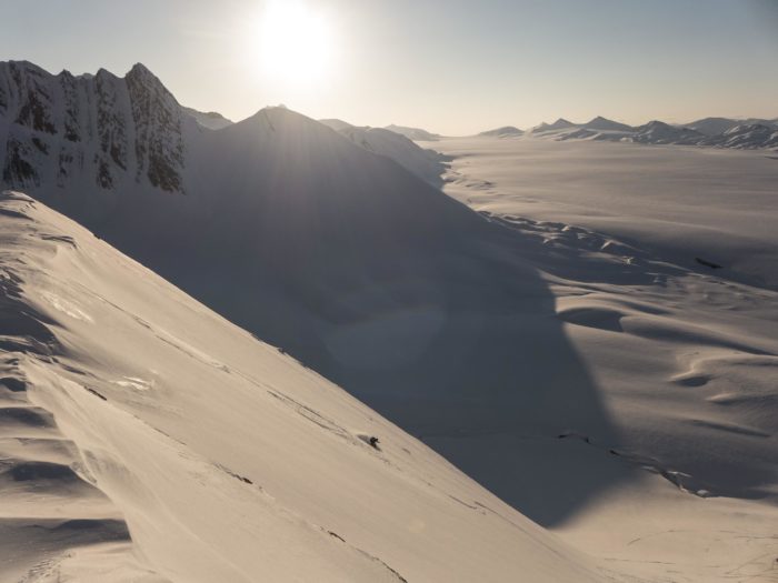 Även skidfotografer blir fotograferade. Här tar sig amerikanska Adam Clark sig an ett bättre puderåk ut på en glaciär på Svalbard. ”Good times”, som de säger.