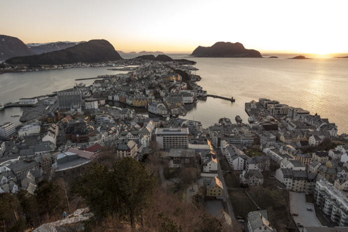Själva Ålesund går inte heller av för hackor. I stort sett hela staden brann ner 1904, så alla byggnader går i en meget pen jugendstil.