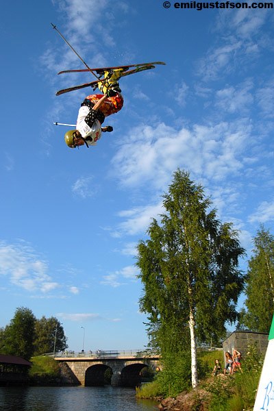 En dubbel backflip i vatten hoppet i rättvik. Foto: Emil Gustafson. Åkare: Jon Häggberg.