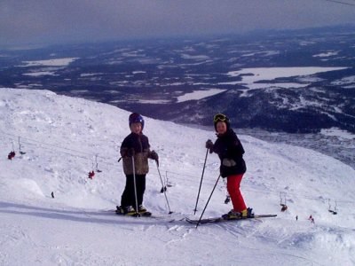 jag å maria åkte skider när vi va små :P. Foto: pappa. Åkare: jag å maria.