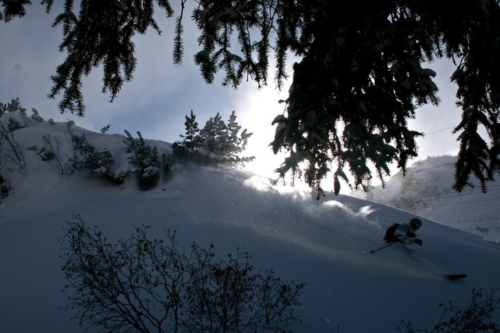 Snöfall och sol samtidigt i Stuben.. Foto: Felix Grunert. Åkare: Rikard Lindblad.