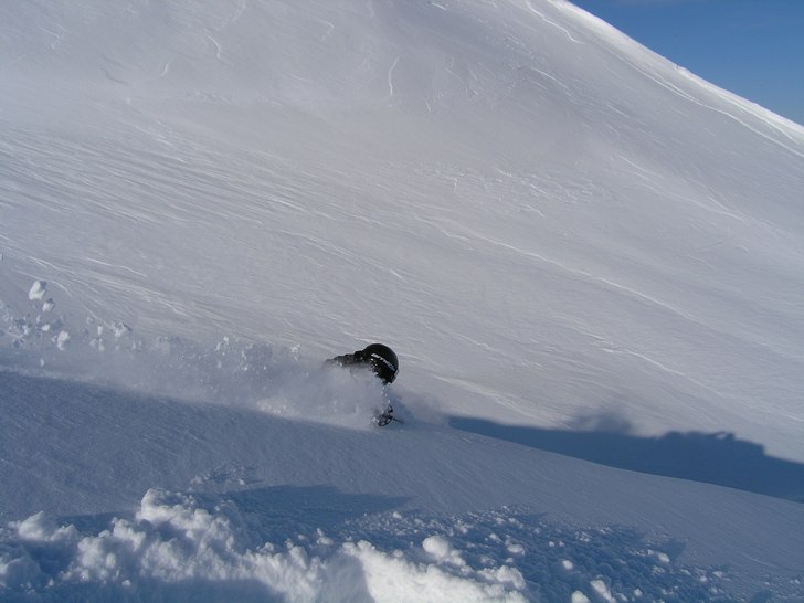 mycket snö i kopparåssvängen i april 2004, skö. Foto: Jonas Wernerson. Åkare: oscar hermansson.