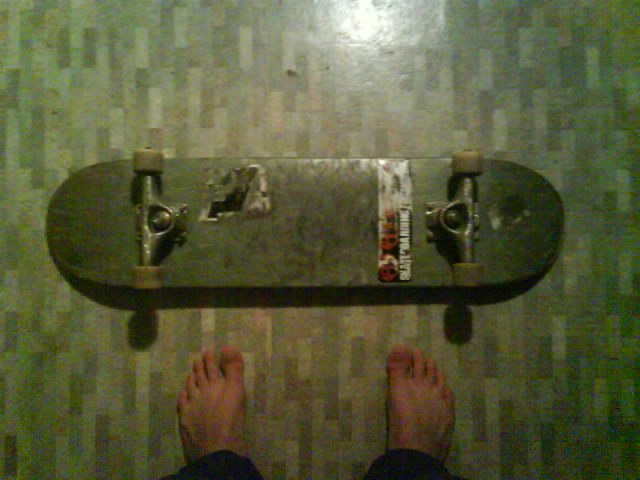 min vanliga skateboard, en minilogo powell, med en. Foto: philip göransson.