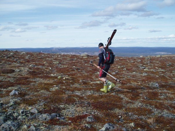 Det ska finnas snö här nånstans.... Foto: Jonas Åkerlund. Åkare: Jocke.