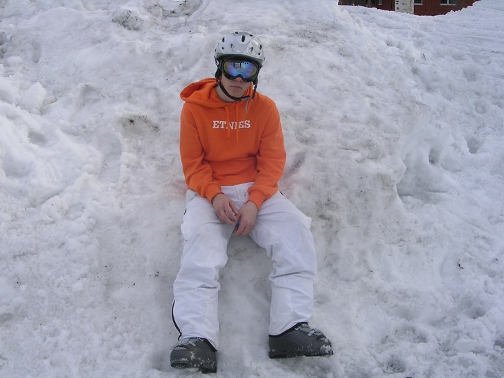 sitter på en snöhög. Foto: Mattias Mörtberg. Åkare: Sebastian Blom.