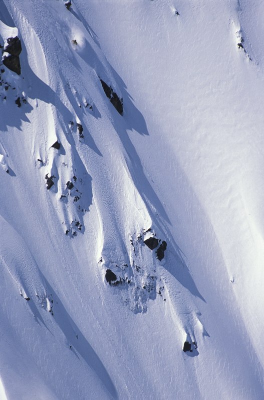 Chris från Pemberton åker brant i sin egen bakg�. Foto: Mattias Fredriksson. Åkare: Chris Eby.