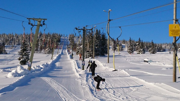 Nypreparerte løyper å bakke 
Kjelkebakken åpner.