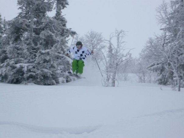 Drar på i skogen och flyger lite på bulor och ku. Foto: Kiljan Ardal. Åkare: Viktor Månsson (jag).