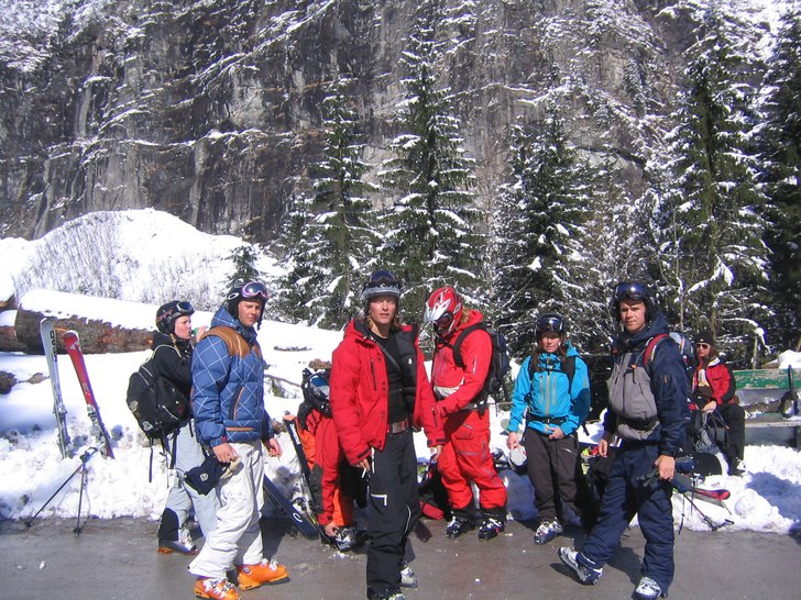 Jag i rött omgiven av vänner... =). Foto: Karin berglund antar jag. Åkare: Filip Tapper-Moritz.