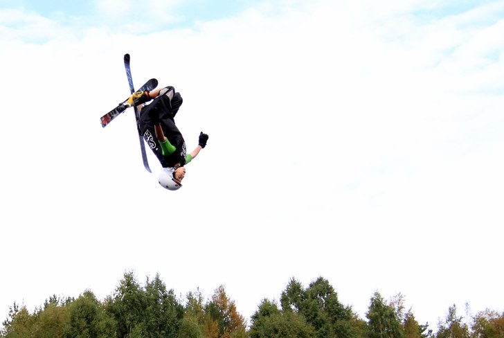 Iron cross backflip. Foto: Jonas Trägårdh. Åkare: Jeppe Trägårdh.
