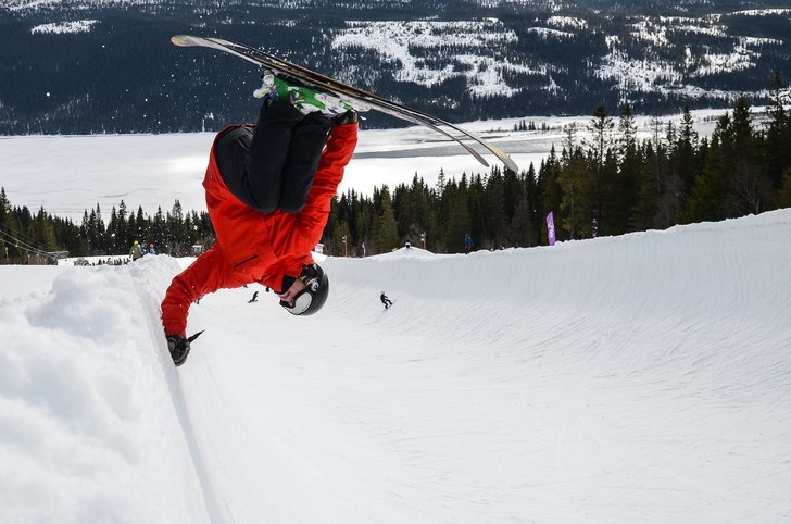 Handplant i Åres pipe. Foto: Mattias Larsson. Åkare: Andreas Ojamäe.